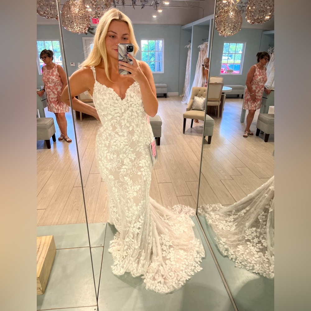 Da Vinci Bridal Wedding Dress. Size 14, never worn, only tried on.